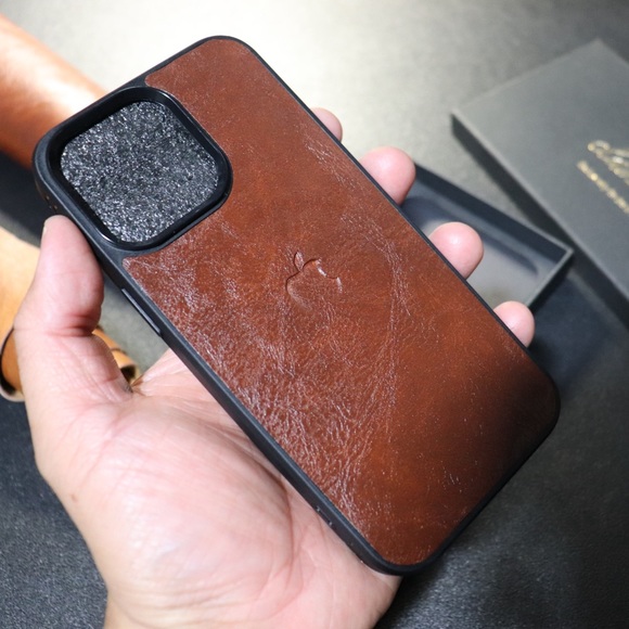 iPhone Leather Case - Picture 4 of 10